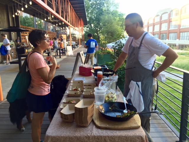 2016-08-30-chef-george-yu-bibimbap-and-customer